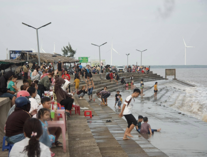 Chuyển động - Đông nghịt người tại bãi biển hoang sơ ở miền Tây