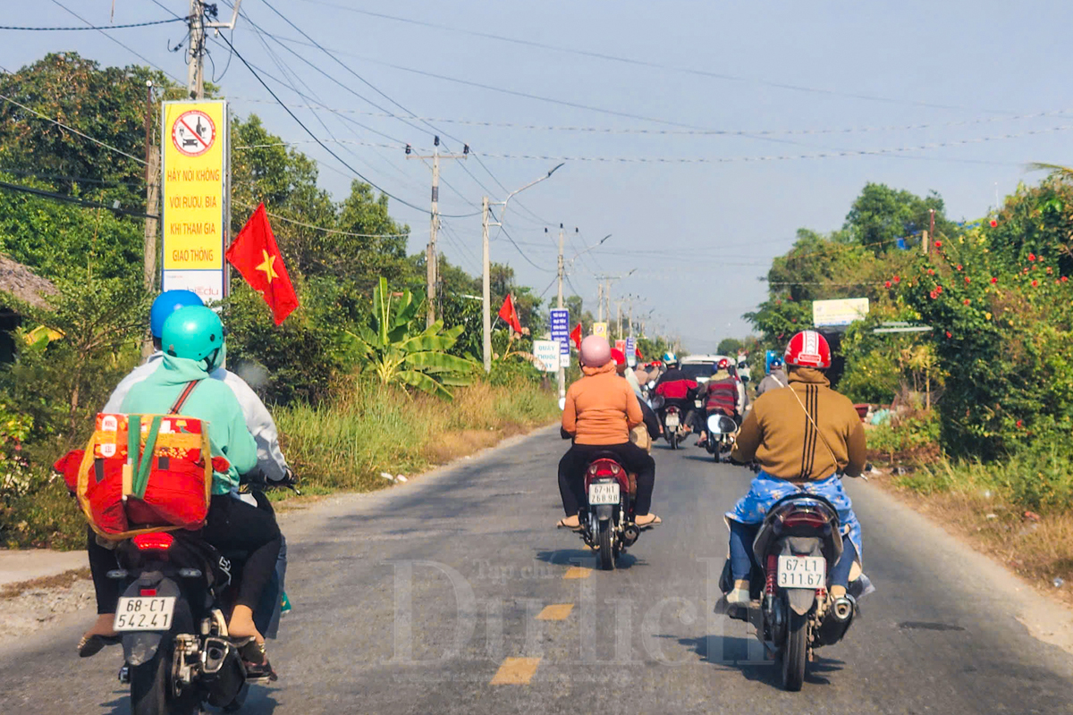 Bà con rộn ràng vạn nẻo đường xuân trở lại TP sau kì nghỉ tết - 7