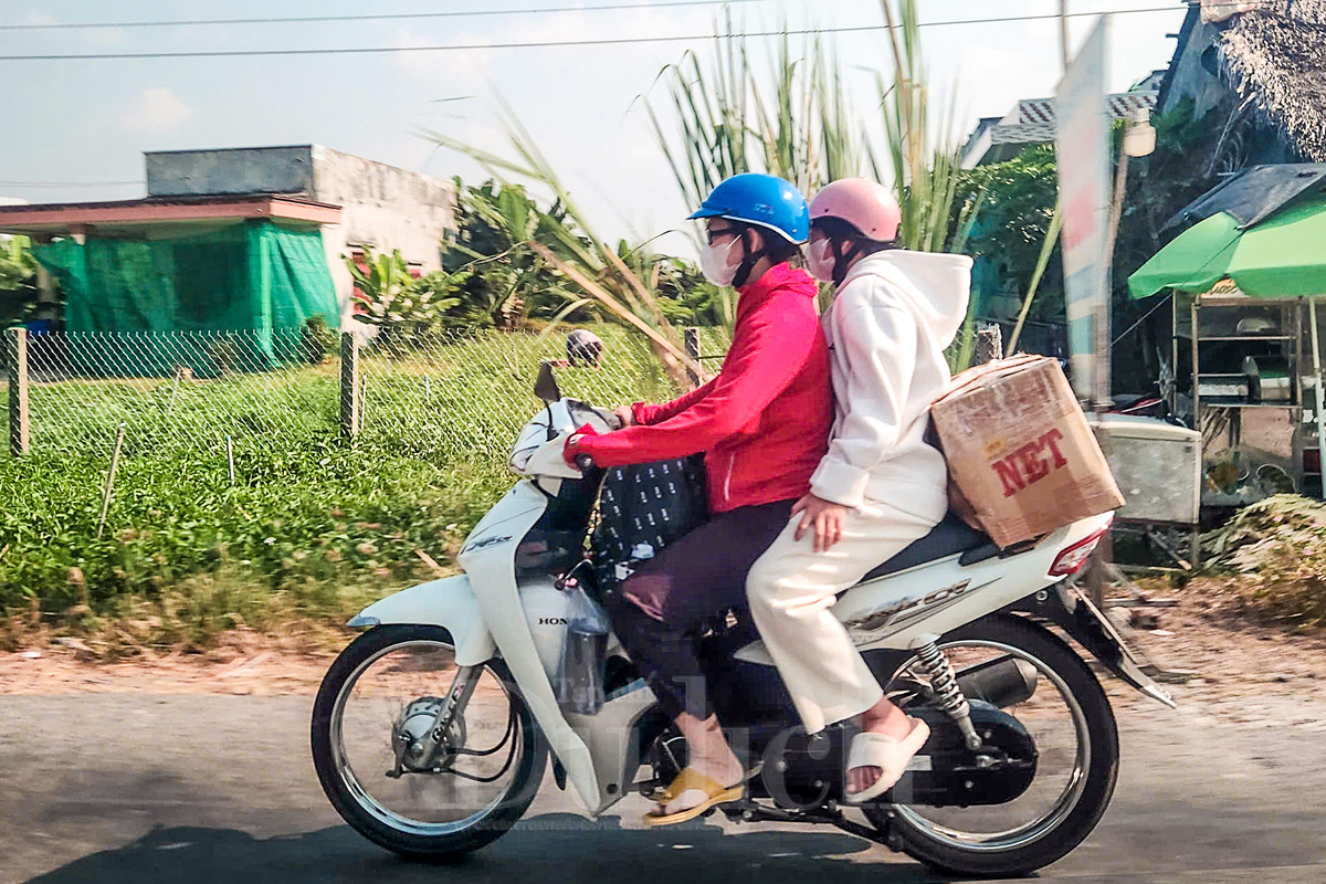 Bà con rộn ràng vạn nẻo đường xuân trở lại TP sau kì nghỉ tết - 9