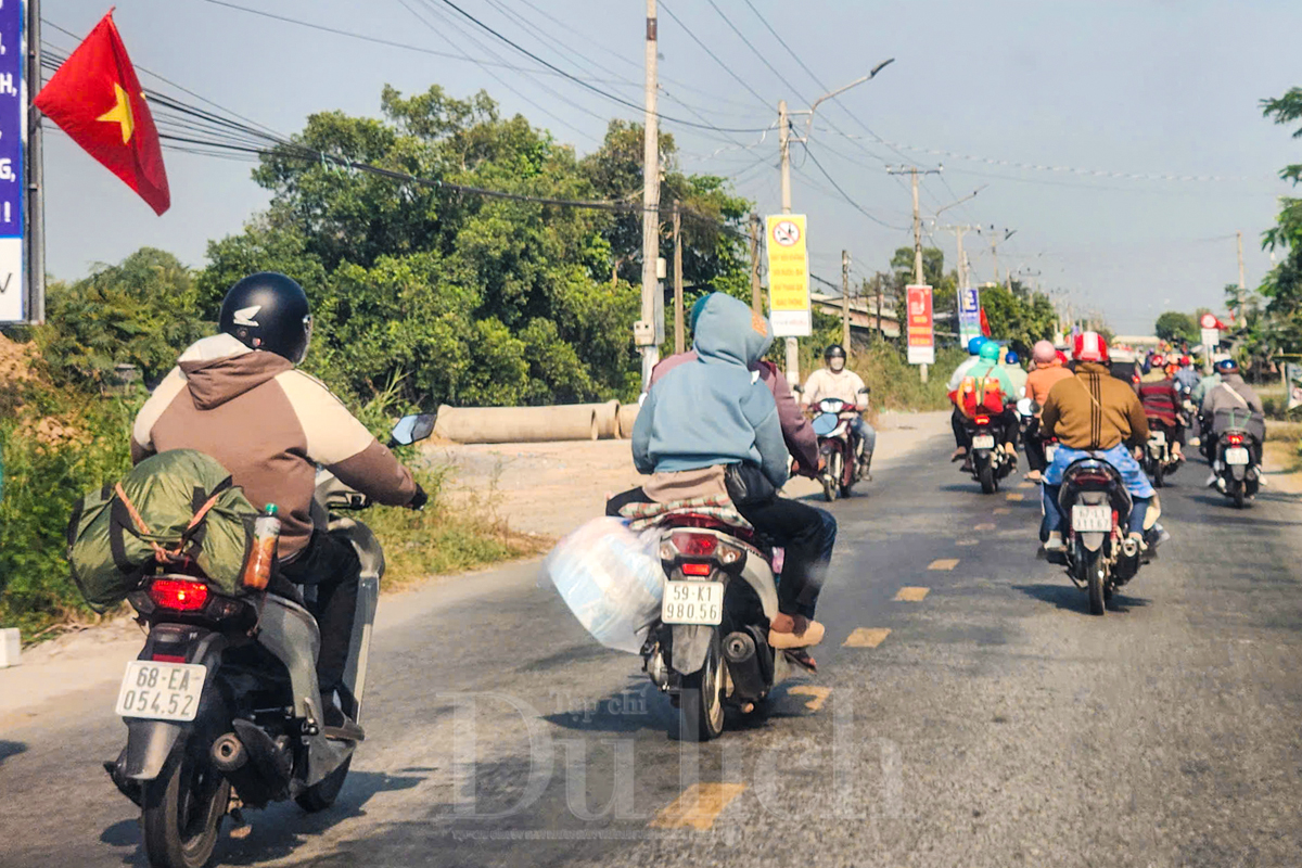 Bà con rộn ràng vạn nẻo đường xuân trở lại TP sau kì nghỉ tết - 8