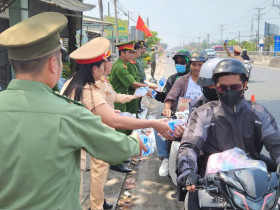  - Công an Hậu Giang tặng nước lọc cho người dân trở lại nơi làm việc sau Tết