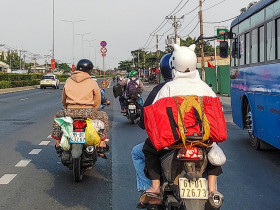  - Bà con rộn ràng vạn nẻo đường xuân trở lại TP sau kì nghỉ tết