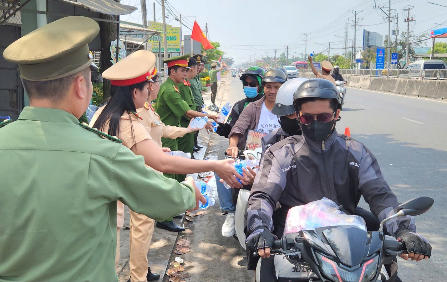 Công an Hậu Giang tặng nước lọc cho người dân trở lại nơi làm việc sau Tết - 1