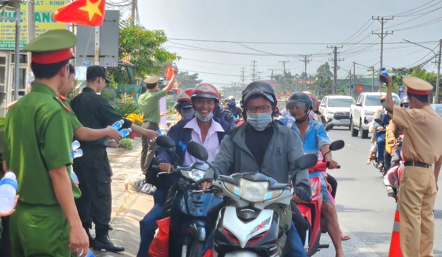 Công an Hậu Giang tặng nước lọc cho người dân trở lại nơi làm việc sau Tết - 3