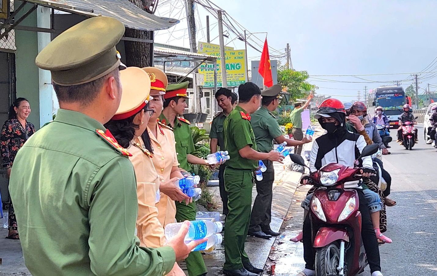 Công an Hậu Giang tặng nước lọc cho người dân trở lại nơi làm việc sau Tết - 2