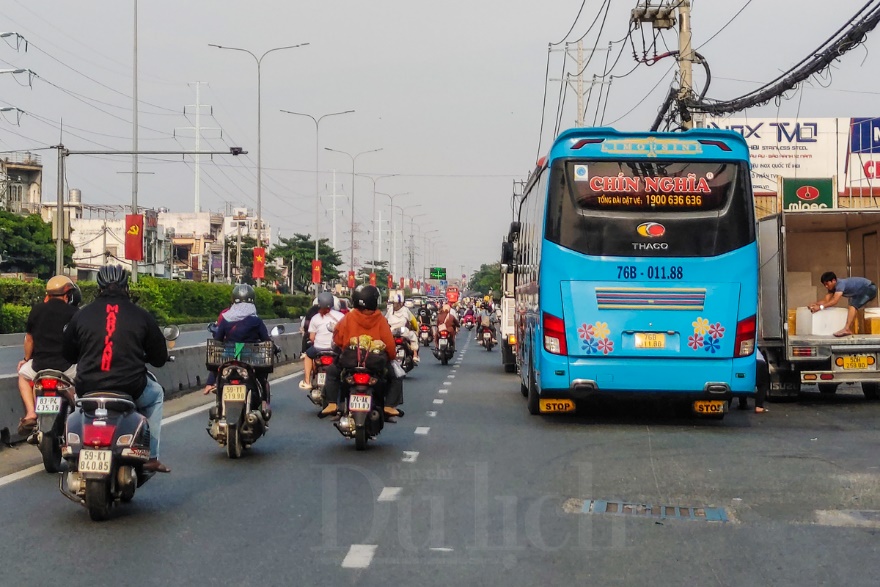 Bà con rộn ràng vạn nẻo đường xuân trở lại TP sau kì nghỉ tết - 1