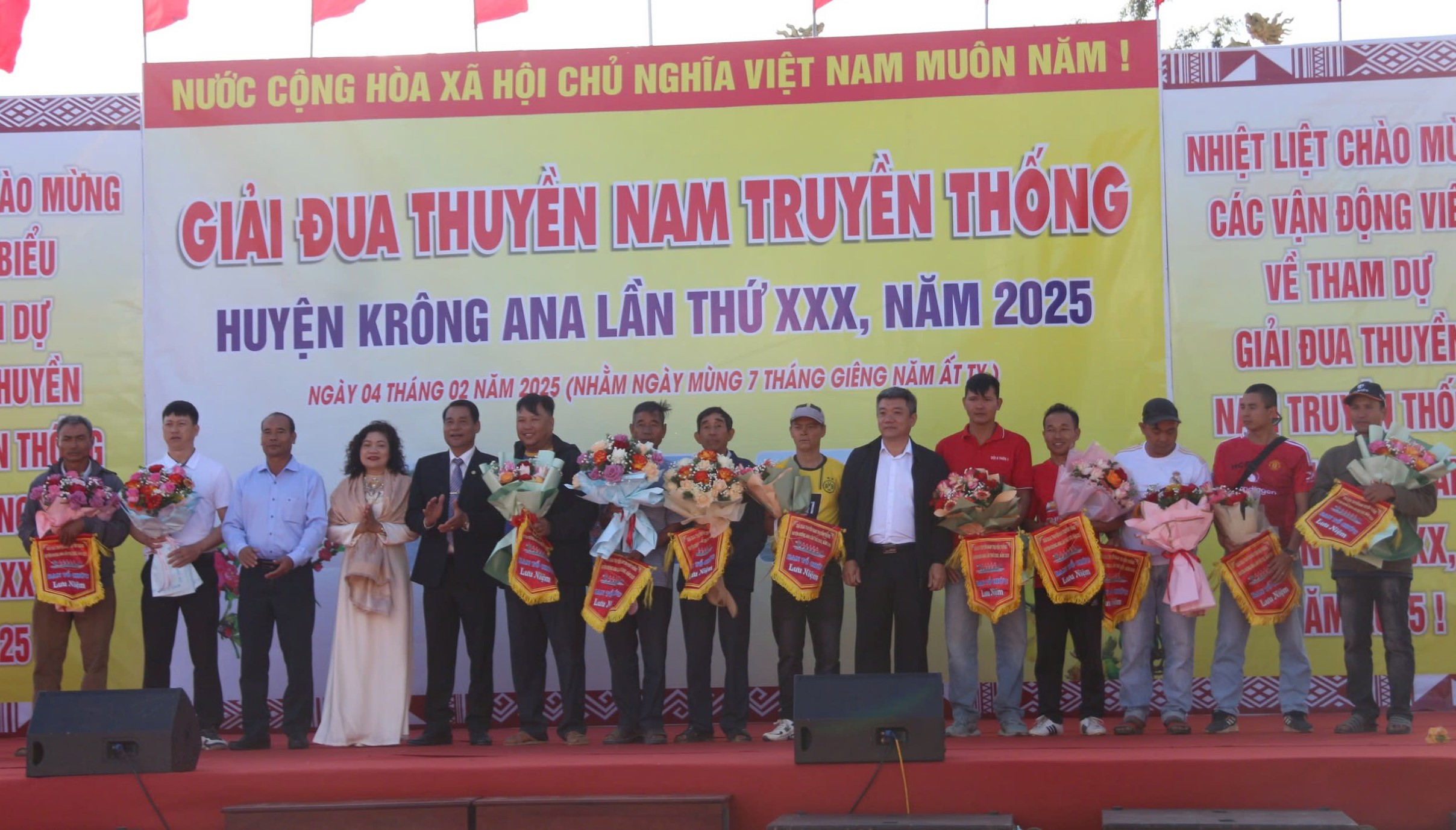 Sôi động giải đua thuyền trên Hồ Sen đầu Xuân - 1