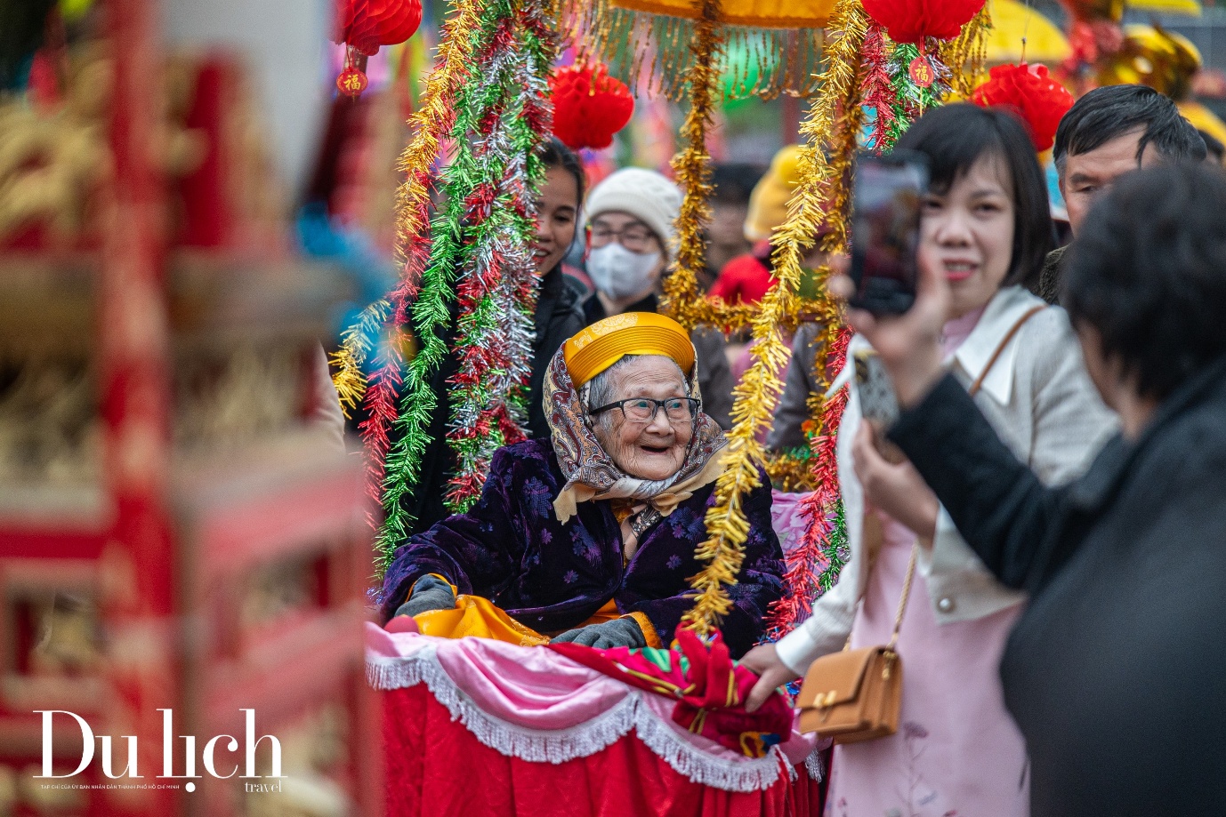 hang tram ong, ba duoc con chau lam le ruoc len mieu tien cong - 12