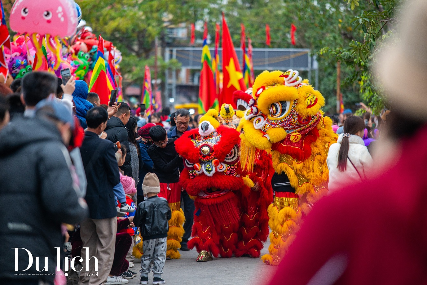 hang tram ong, ba duoc con chau lam le ruoc len mieu tien cong - 13