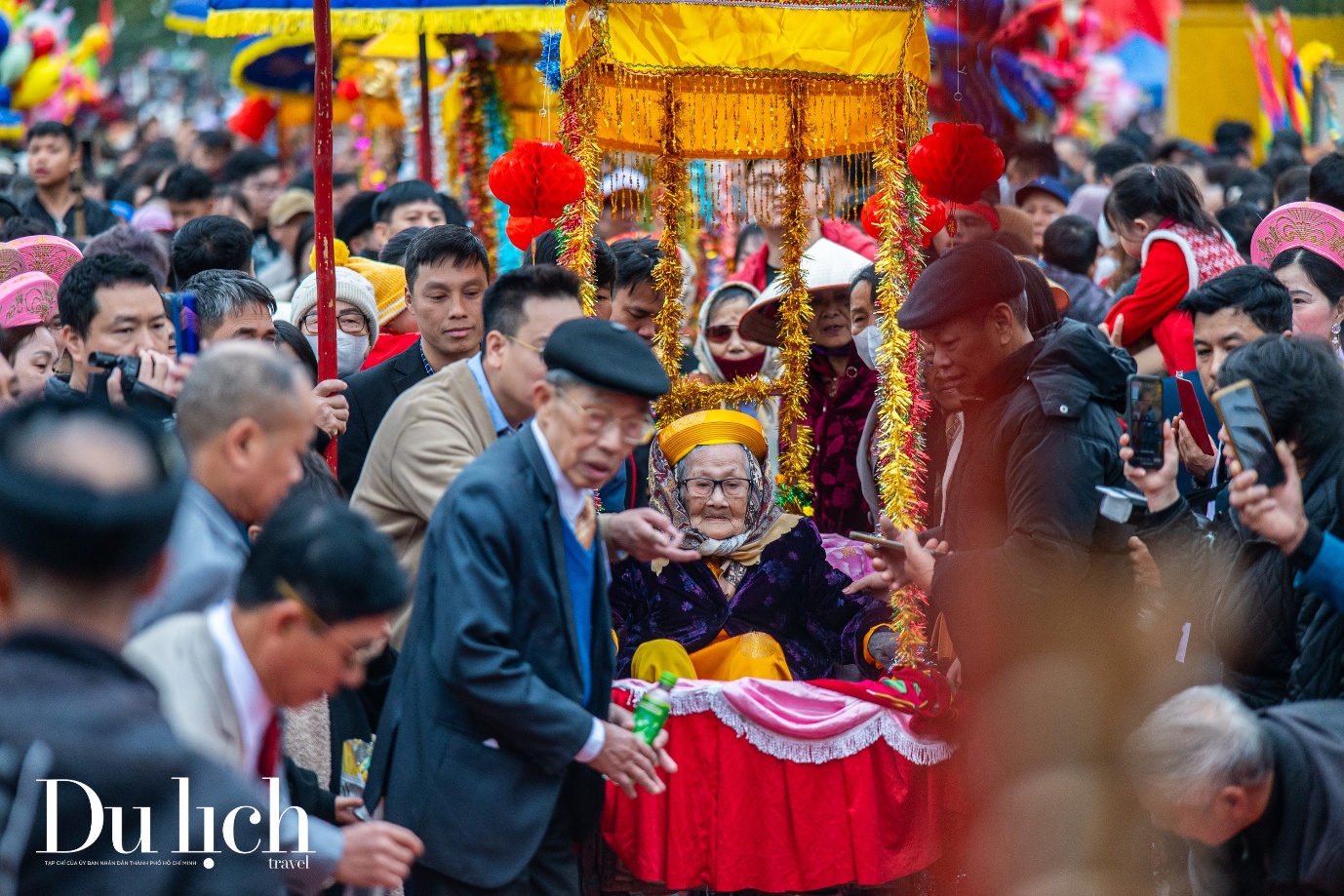 hang tram ong, ba duoc con chau lam le ruoc len mieu tien cong - 10