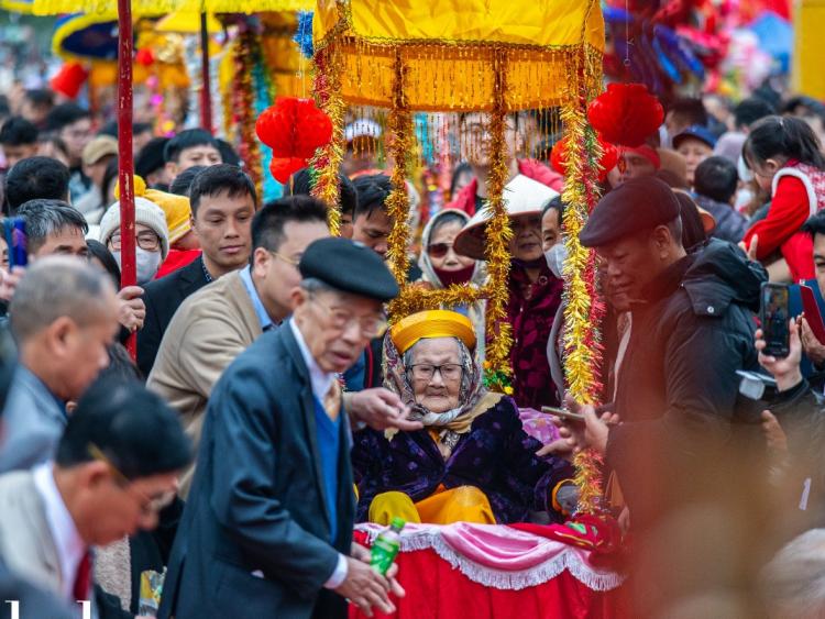 Hàng trăm ông, bà được con cháu làm lễ rước lên miếu Tiên Công