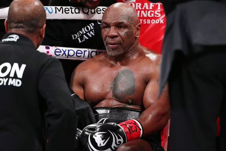 Đàn em đe dọa xóa kỷ lục Mayweather, Mike Tyson xuất hiện ở sàn đấu vật WWE - 2