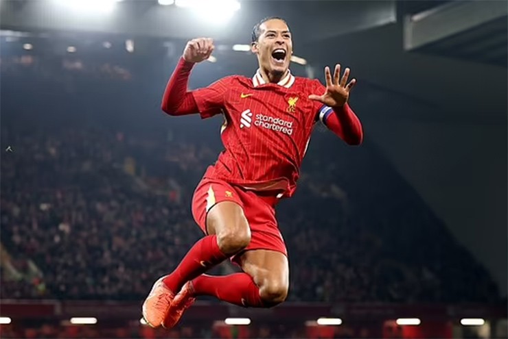 Van Dijk lập cột mốc ghi bàn vô đối, tiết lộ tương lai bấp bênh ở Liverpool - 1