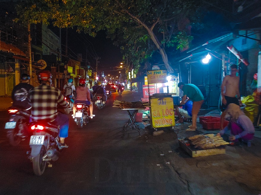 Vía thần Tài: Xuyên đêm nướng cá lóc mịt mù trong khói than hồng, thơm lựng - 1