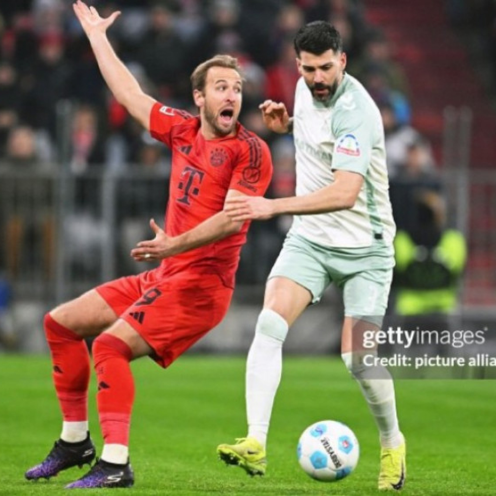  - Video bóng đá Bayern Munich - Bremen: Harry Kane lập cú đúp trên chấm penalty (Bundesliga)