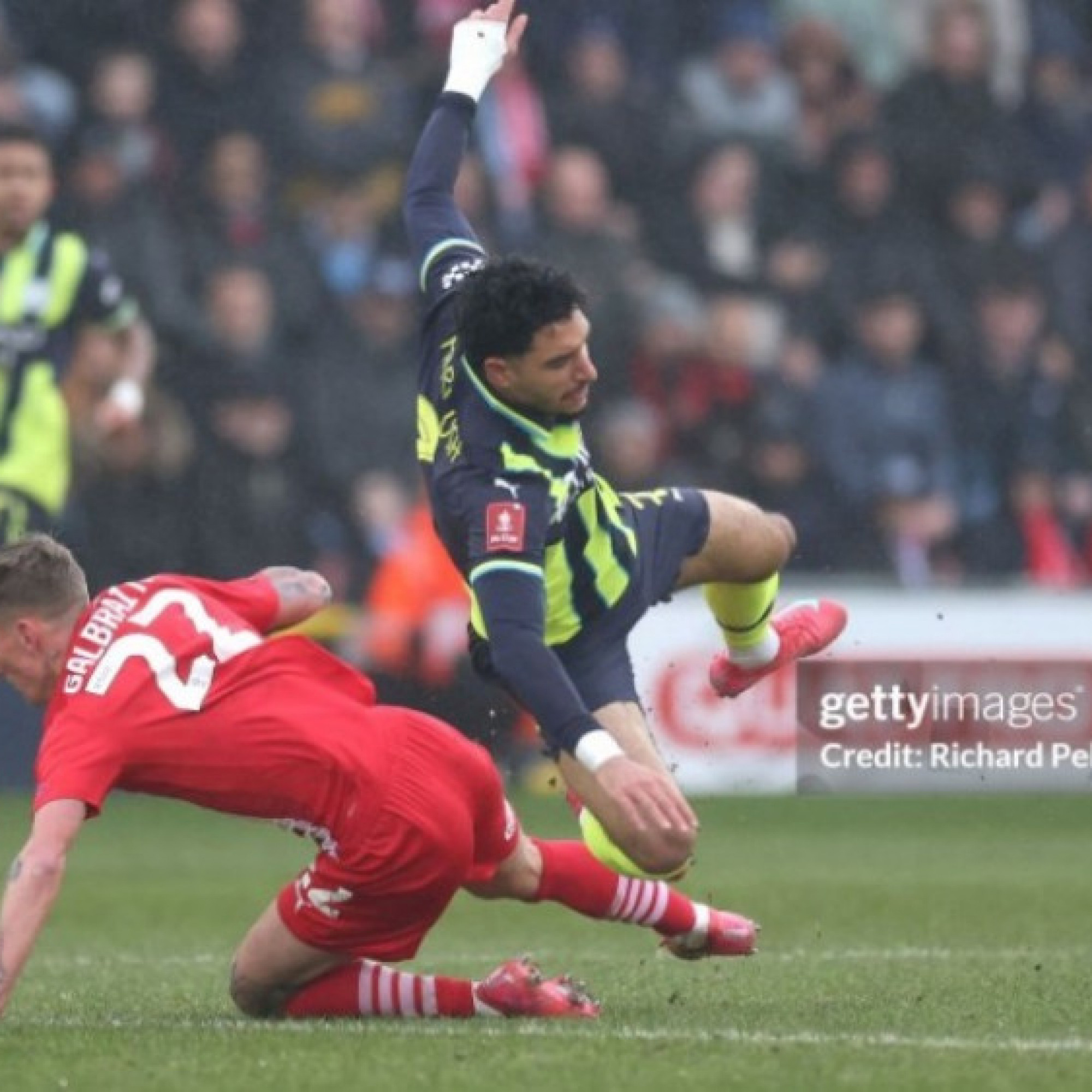  - Kết quả bóng đá Leyton Orient - Man City: Siêu phẩm từ giữa sân (FA Cup)