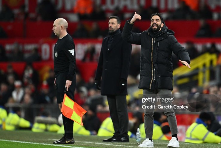 MU  thắng Leicester vẫn bị Amorim chê, Van Nistelrooy mỉa mai "bàn thắng ma" - 1