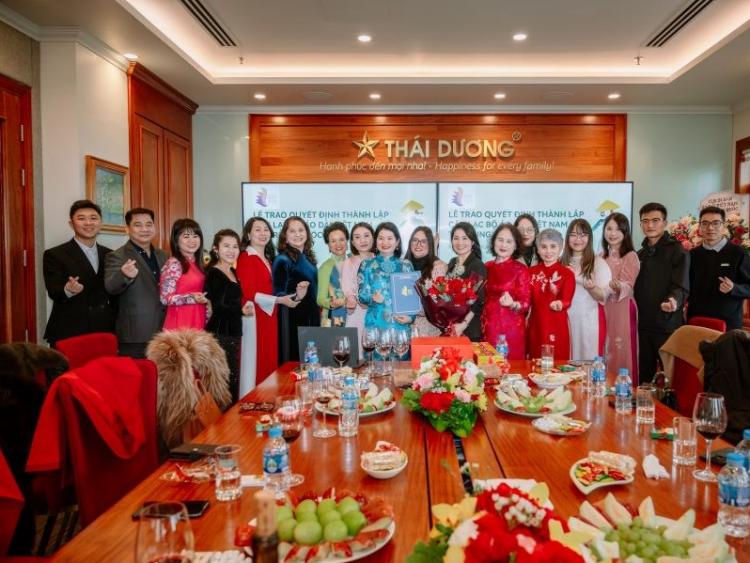 Để áo dài Việt Nam bay lên ở đất nước tỷ dân