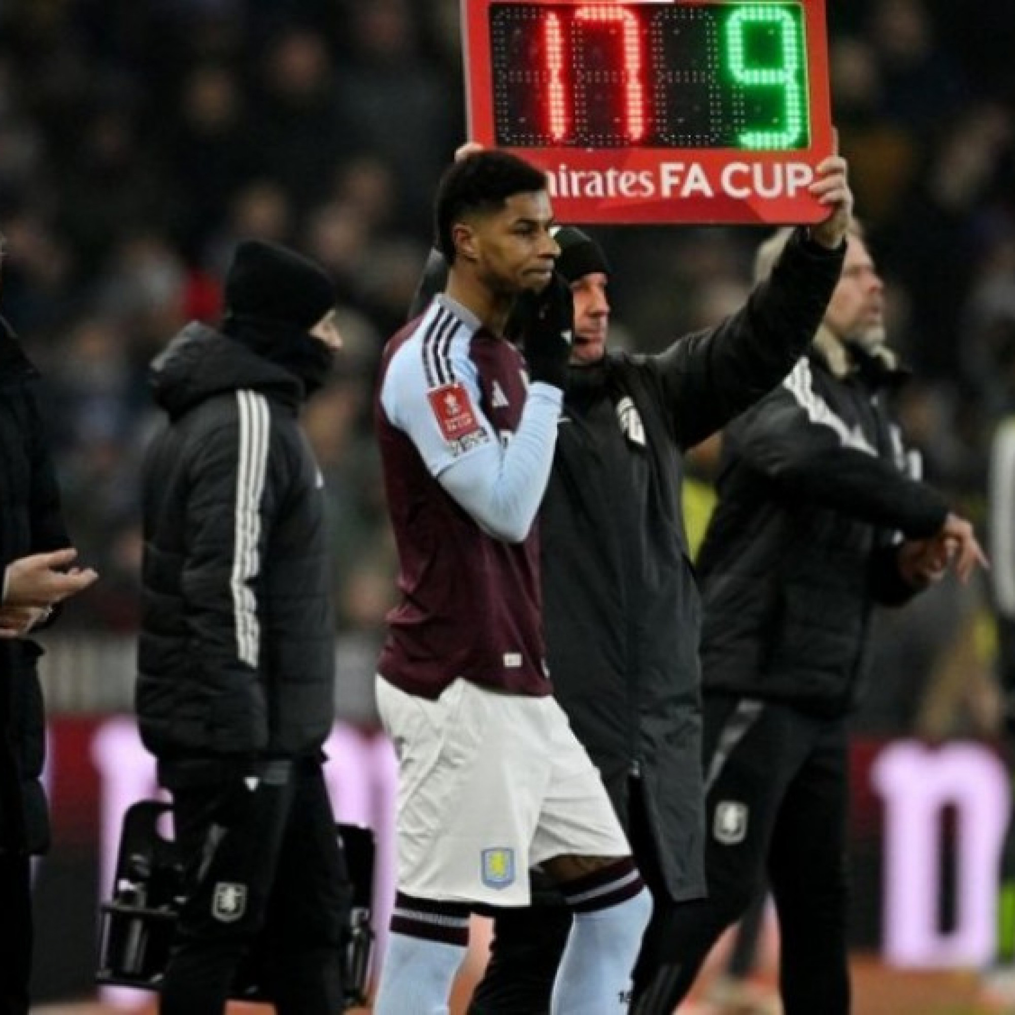  - Rashford lần đầu chơi cho Aston Villa: "Xâu kim" đối thủ khiến khán giả phấn khích