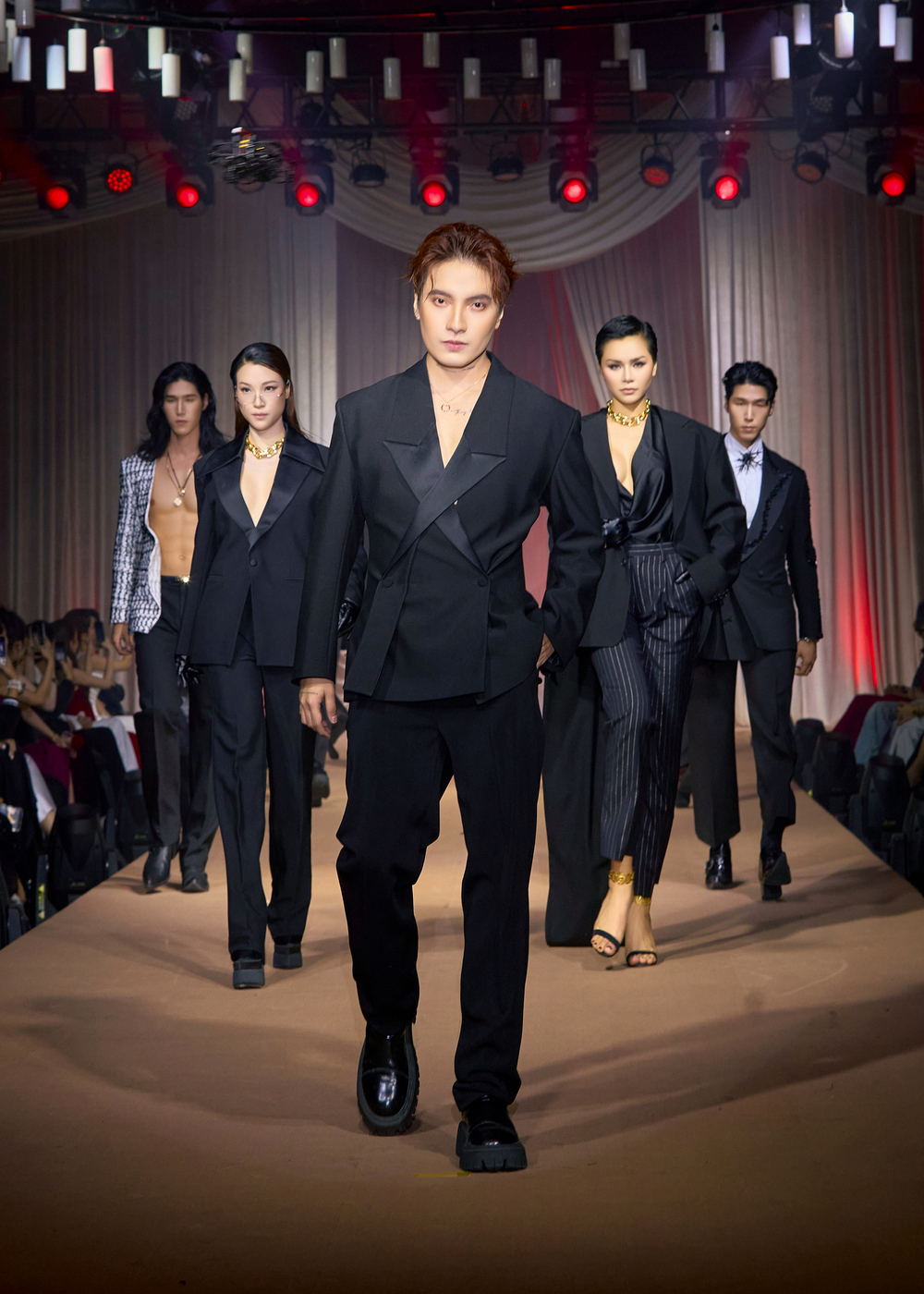 NTK Đỗ Mạnh Cường và Kye Nguyễn trình làng BST X-RIDER và GAI tại Velvet Vogue Night - 4