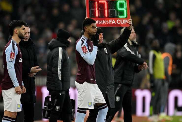 Rashford lần đầu chơi cho Aston Villa: "Xâu kim" đối thủ khiến khán giả phấn khích - 1