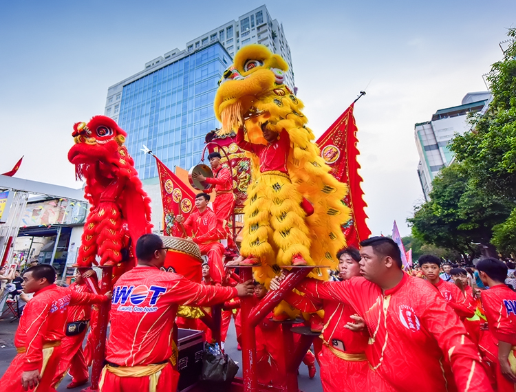 Hàng ngàn người đổ xô đi xem thần Tài và lân sư rồng múa lượn náo nhiệt đường phố