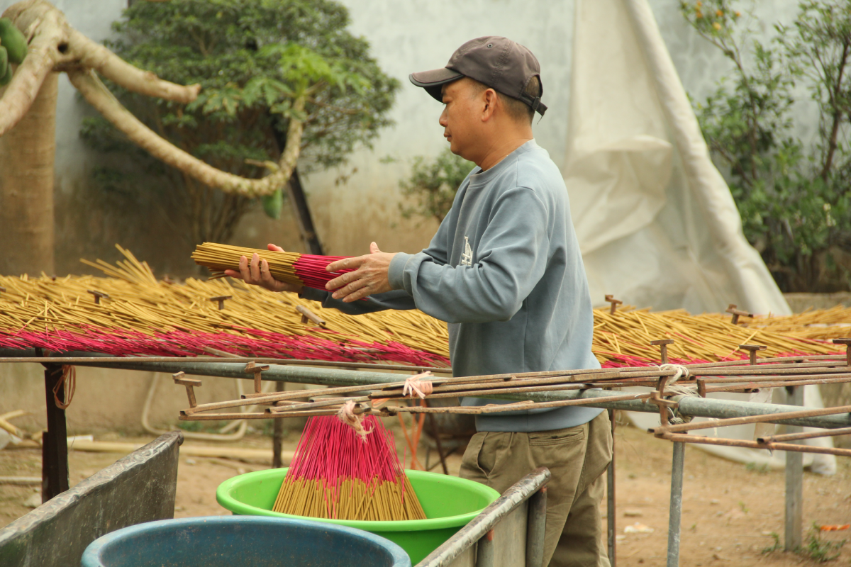 Làng nghề làm hương nức tiếng miền Bắc, thế hệ trẻ cũng say mê với nghề gia truyền - 3