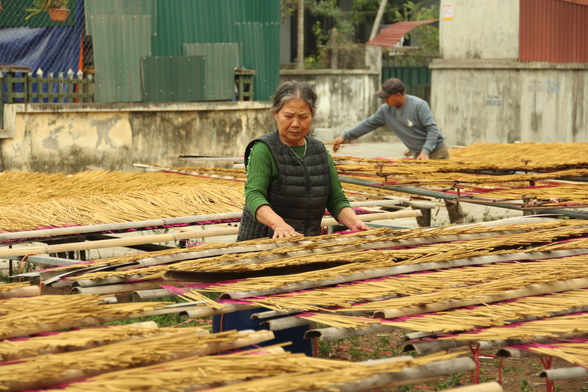 Làng nghề làm hương nức tiếng miền Bắc, thế hệ trẻ cũng say mê với nghề gia truyền - 4