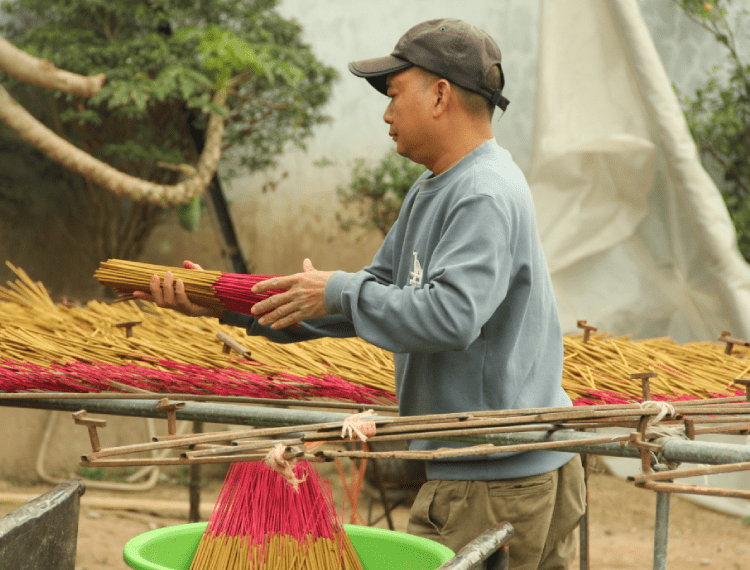 Làng nghề làm hương nức tiếng miền Bắc, thế hệ trẻ cũng say mê với nghề gia truyền