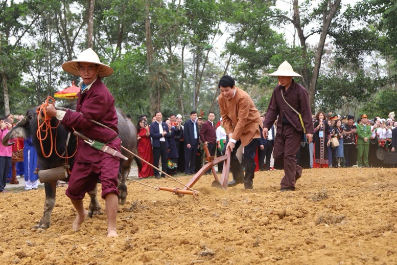 Chủ tịch nước thực hiện nghi thức mở xá cày cho một năm mới mùa màng bội thu - 2