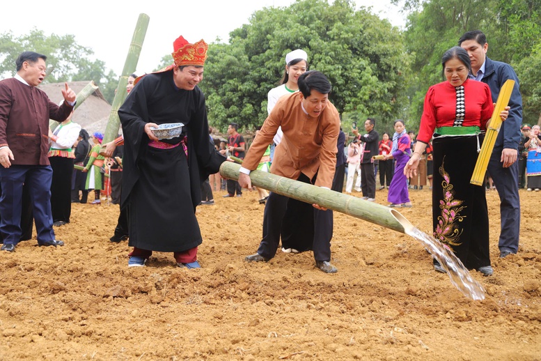 Chủ tịch nước thực hiện nghi thức mở xá cày cho một năm mới mùa màng bội thu - 3