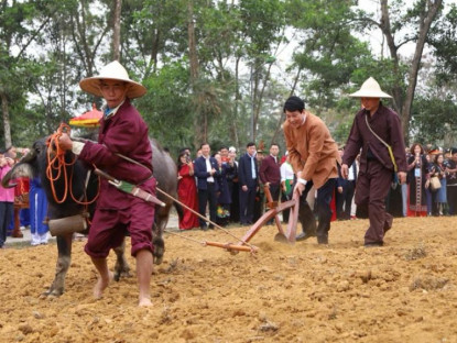  - Chủ tịch nước thực hiện nghi thức mở xá cày cho một năm mới mùa màng bội thu