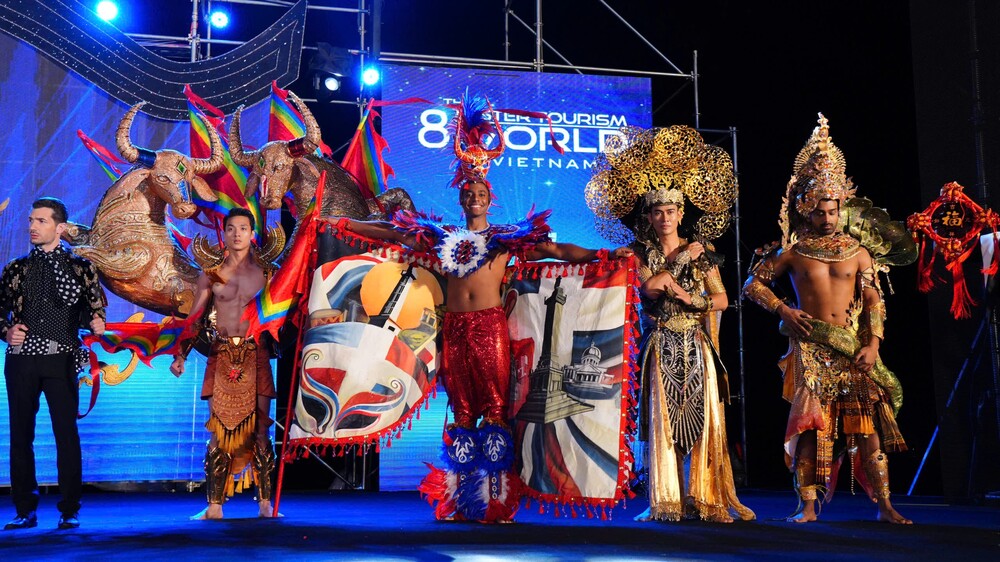 Đại diện Việt Nam trình diễn trang phục dân tộc nặng 50kg tại Mister Tourism World 2025 - 4