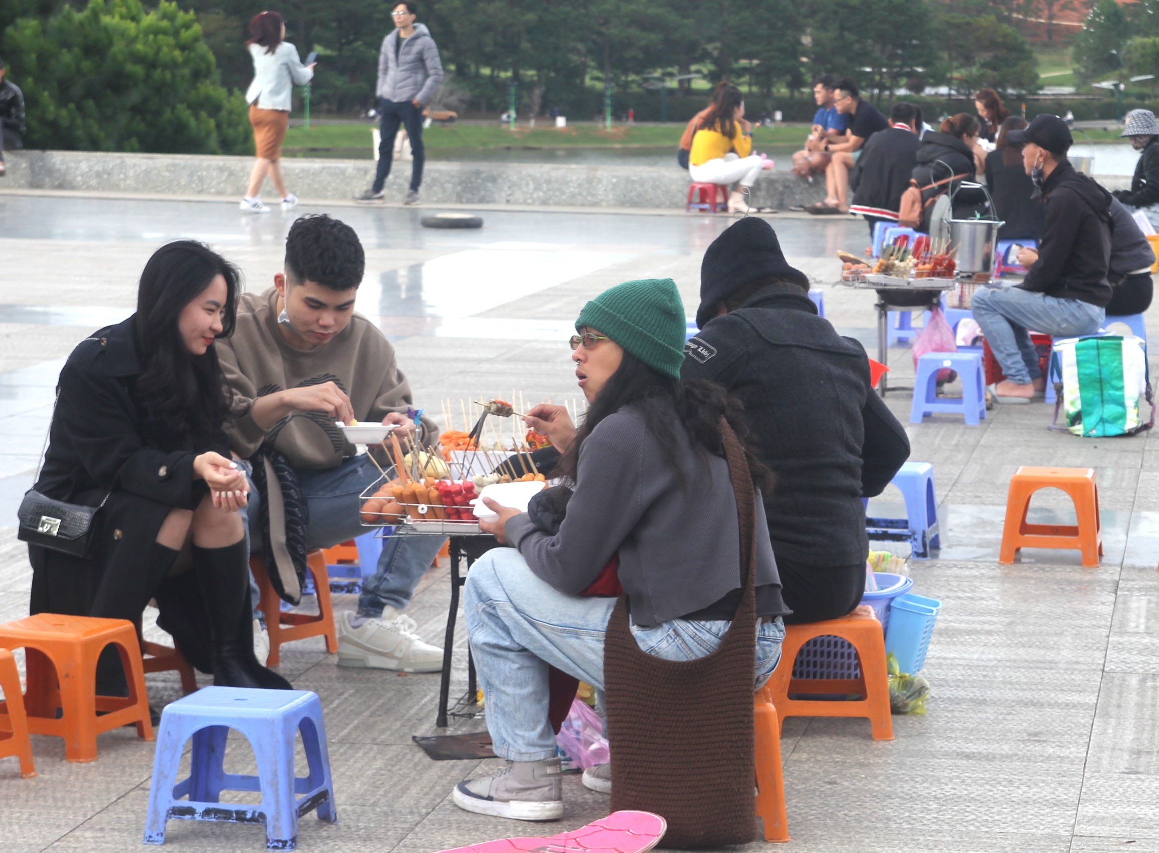 Ngăn chặn tình trạng bán hàng rong, đốt cháy cỏ quanh hồ Xuân Hương Đà Lạt - 1