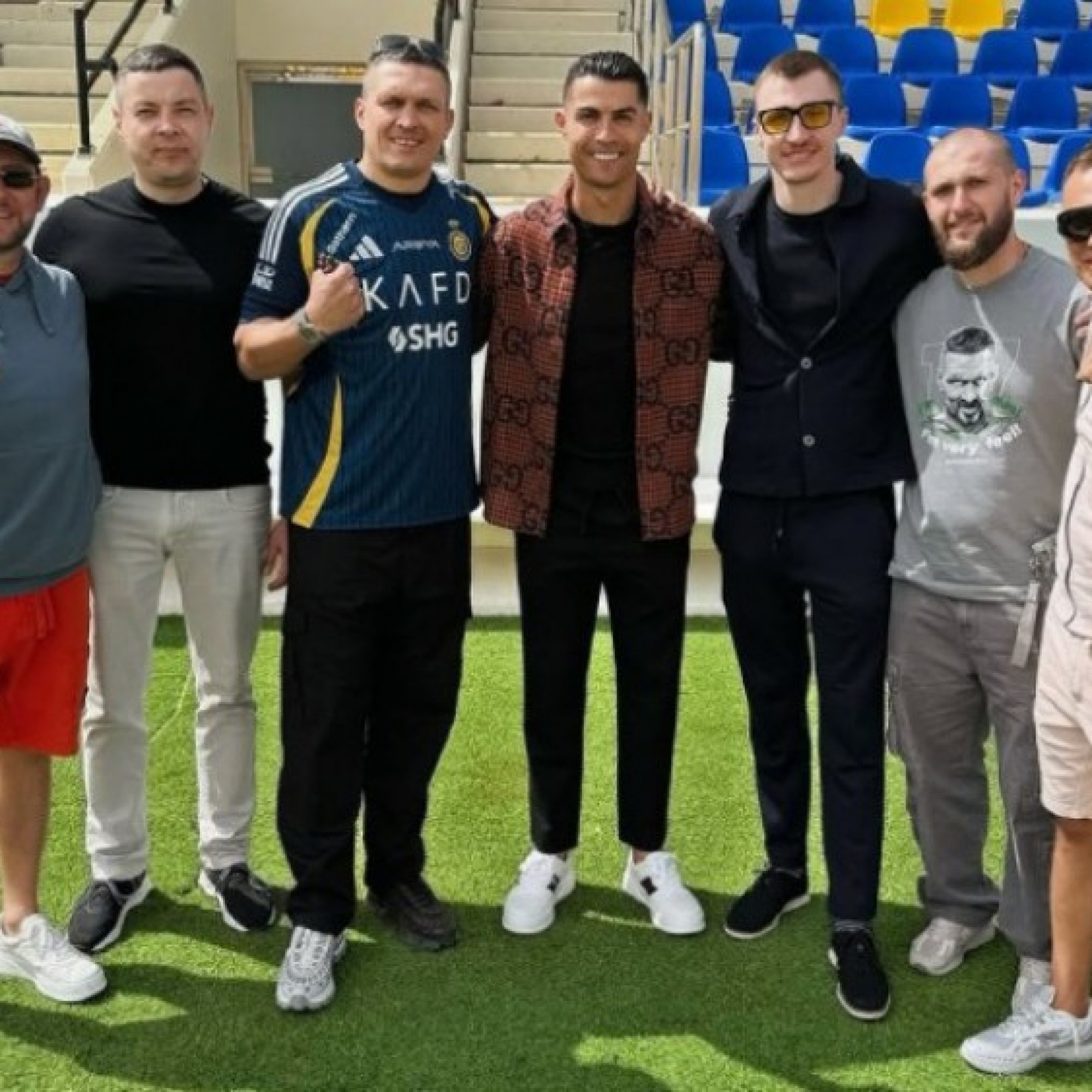  - Ronaldo gặp gỡ nhà vô địch quyền Anh, bất ngờ bị Benzema "đá xoáy"