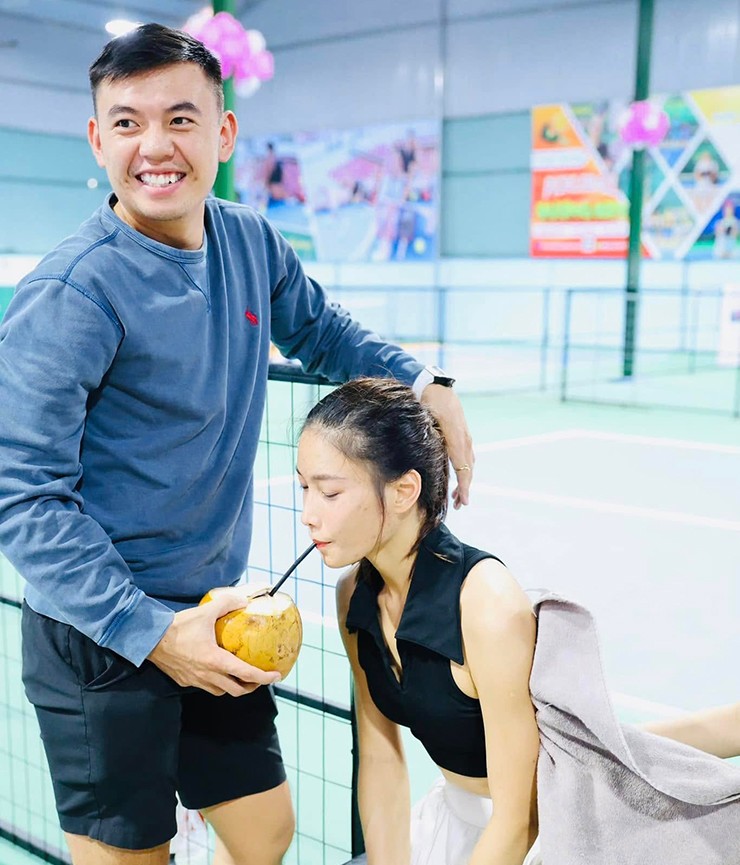 Lý Hoàng Nam chăm vợ xinh trên sân pickleball, hot girl bóng rổ nằm sân sau 13 trận - 1