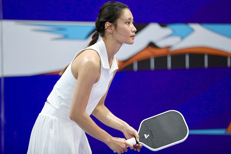 Lý Hoàng Nam chăm vợ xinh trên sân pickleball, hot girl bóng rổ nằm sân sau 13 trận - 4