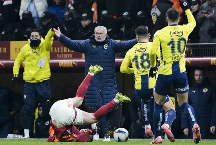 Mourinho coi trọng tài như kẻ thù, bị phạt như "cơm bữa" vì phát ngôn chấn động - 1