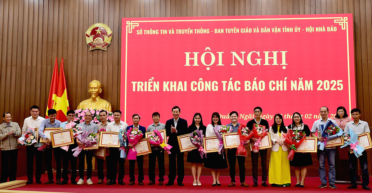 chu tich tinh quang ngai tang bang khen cho phong vien tap chi du lich tp.hcm - 3