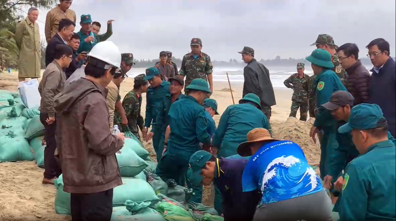 350 tình nguyện viên giải cứu bãi biển đẹp nhất Quảng Ngãi - 1