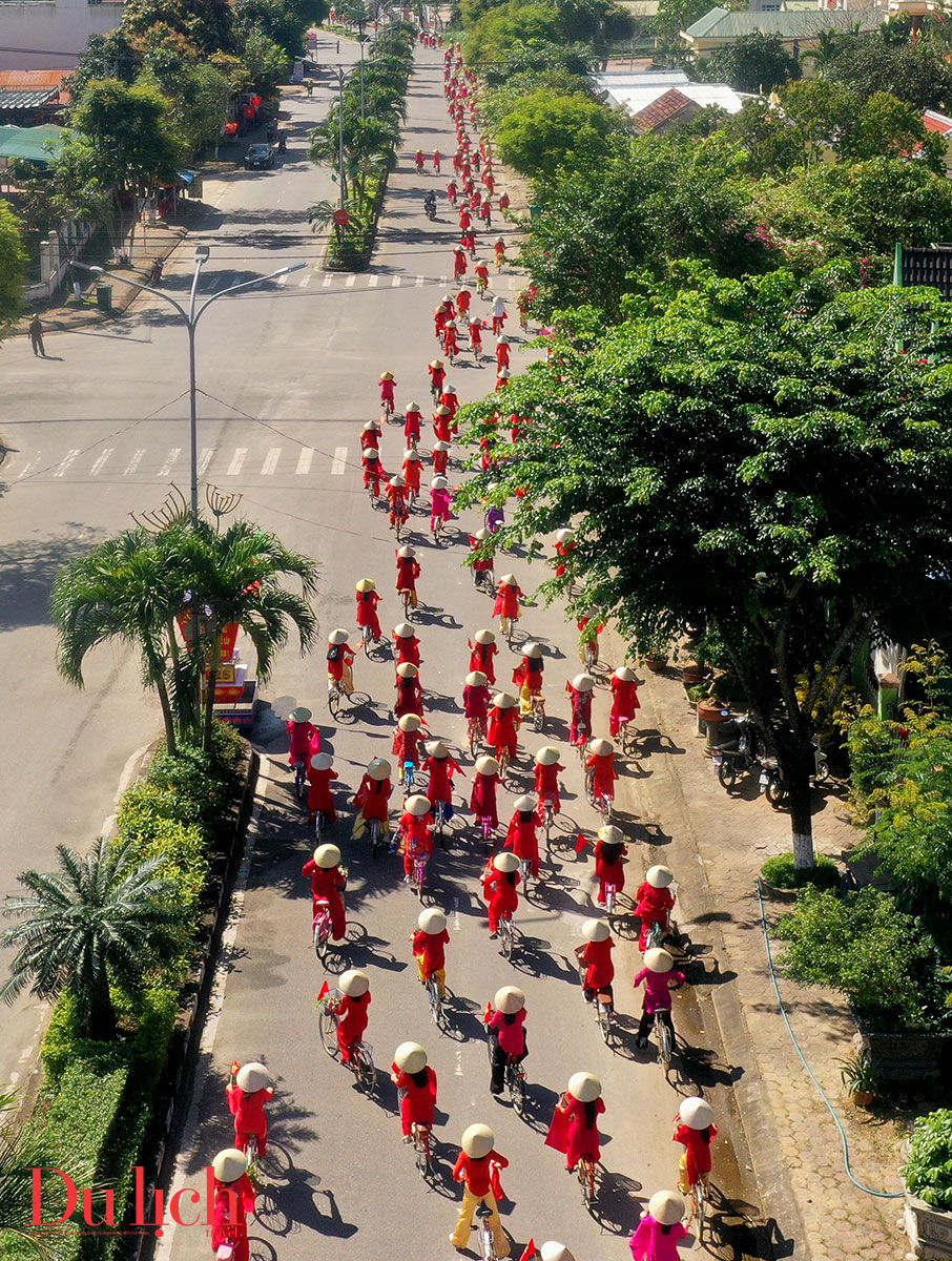 hon 300 phu nu dong dien, dieu hanh ao dai toi yeu viet nam - 14