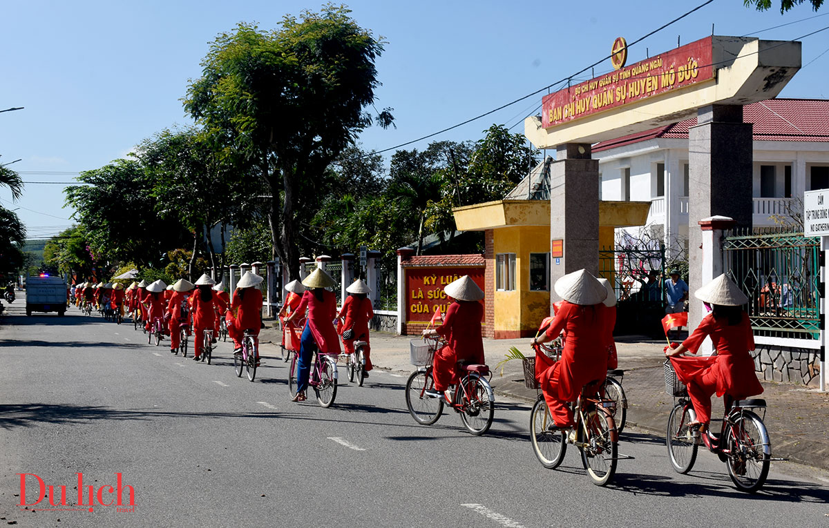 hon 300 phu nu dong dien, dieu hanh ao dai toi yeu viet nam - 12