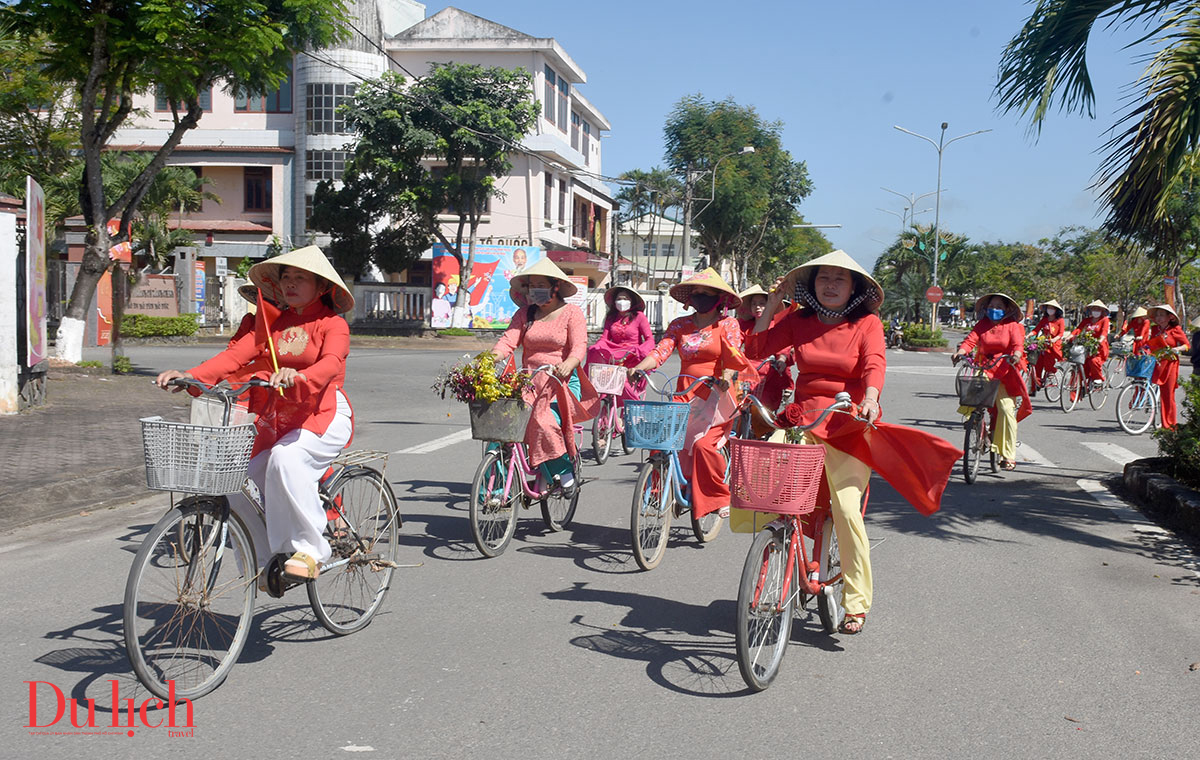 hon 300 phu nu dong dien, dieu hanh ao dai toi yeu viet nam - 11