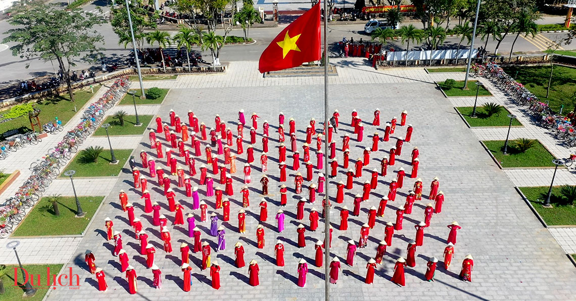 hon 300 phu nu dong dien, dieu hanh ao dai toi yeu viet nam - 1