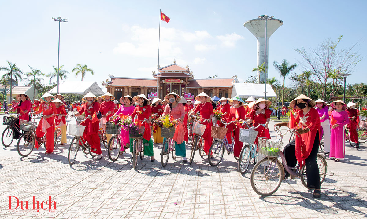 hon 300 phu nu dong dien, dieu hanh ao dai toi yeu viet nam - 10