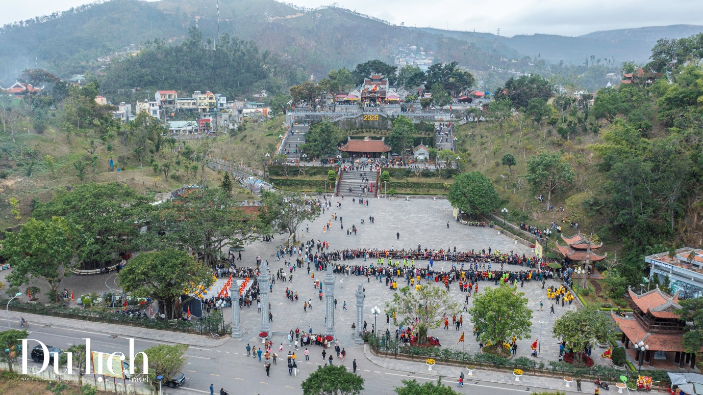 hang nghin nguoi dan va du khach tham du le hoi den cua ong nam 2025 - 10