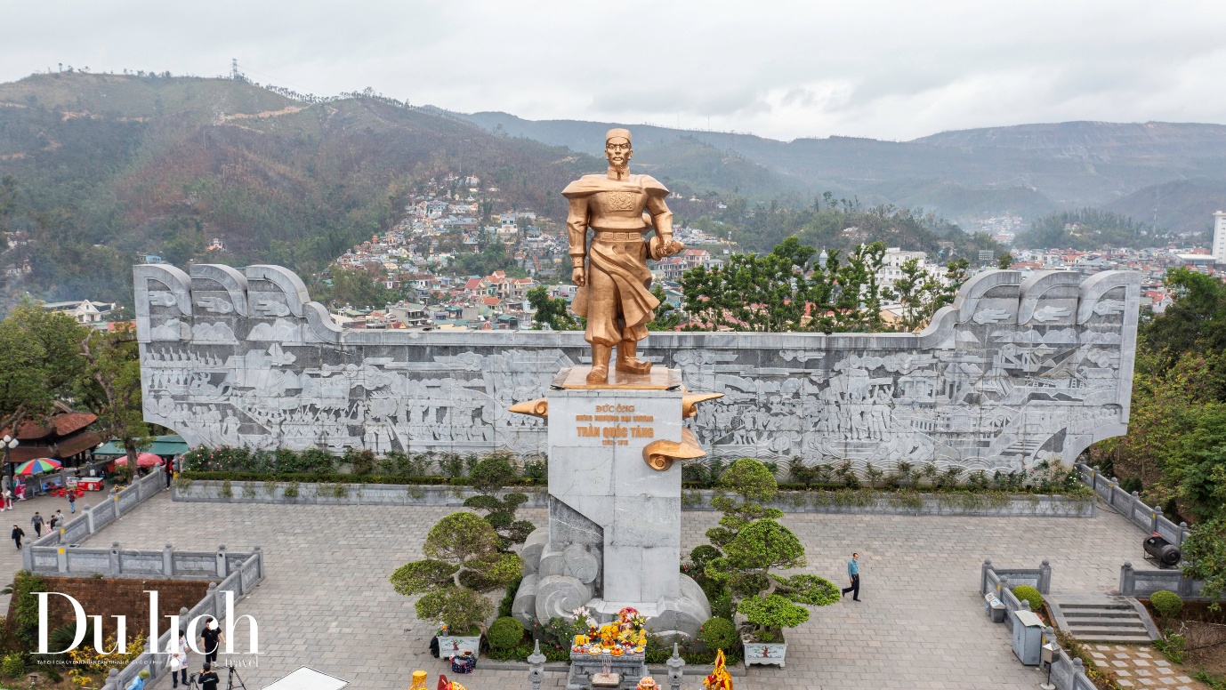 hang nghin nguoi dan va du khach tham du le hoi den cua ong nam 2025 - 11