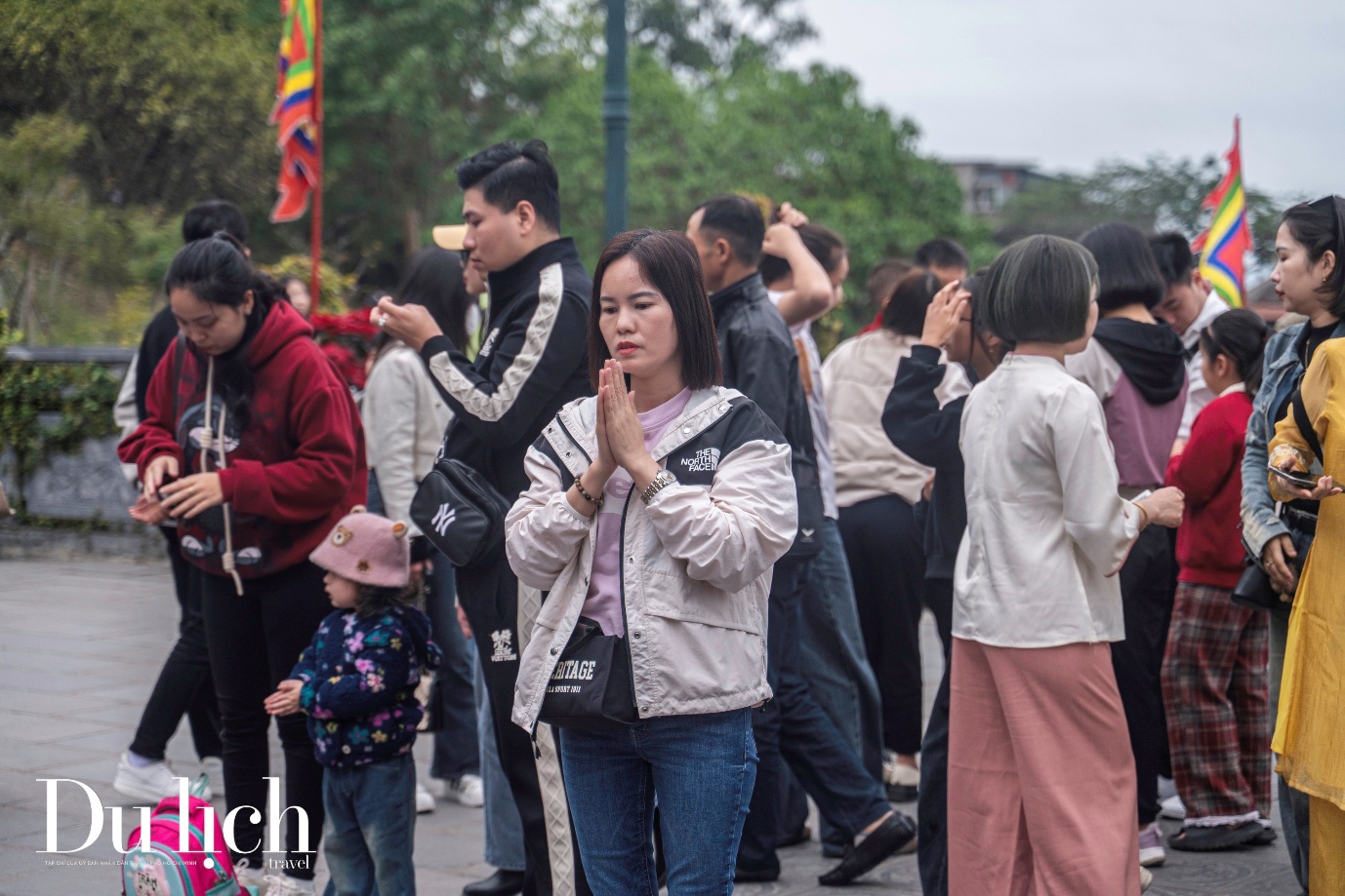 hang nghin nguoi dan va du khach tham du le hoi den cua ong nam 2025 - 12