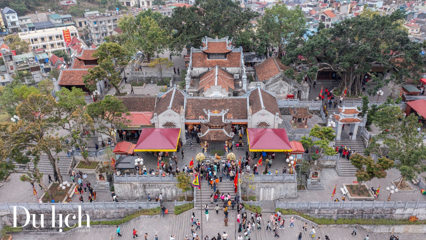 hang nghin nguoi dan va du khach tham du le hoi den cua ong nam 2025 - 2