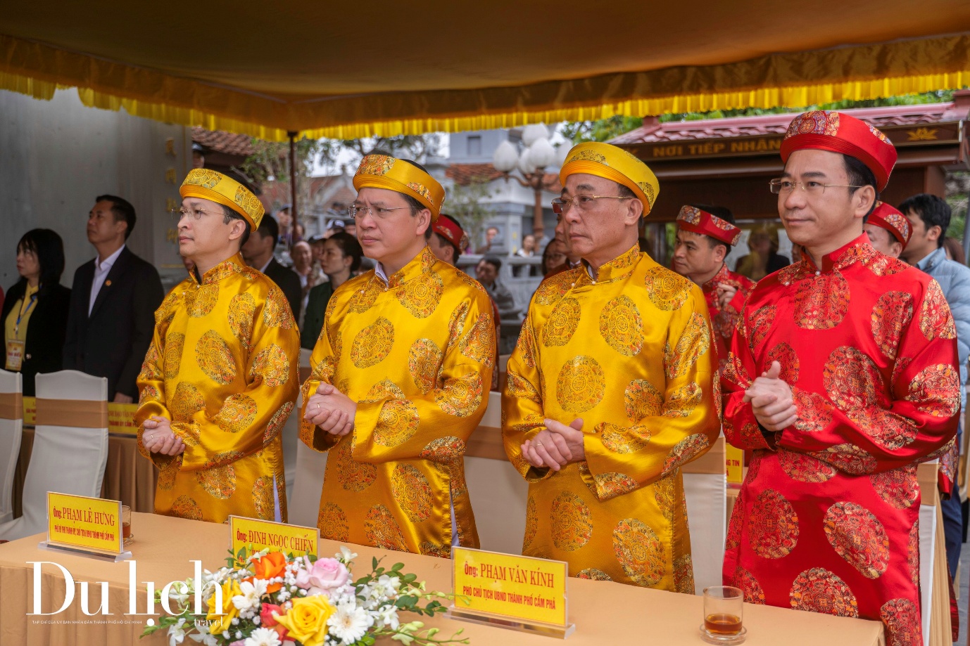 hang nghin nguoi dan va du khach tham du le hoi den cua ong nam 2025 - 1